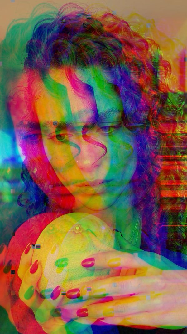 Mai en el momento del glitch